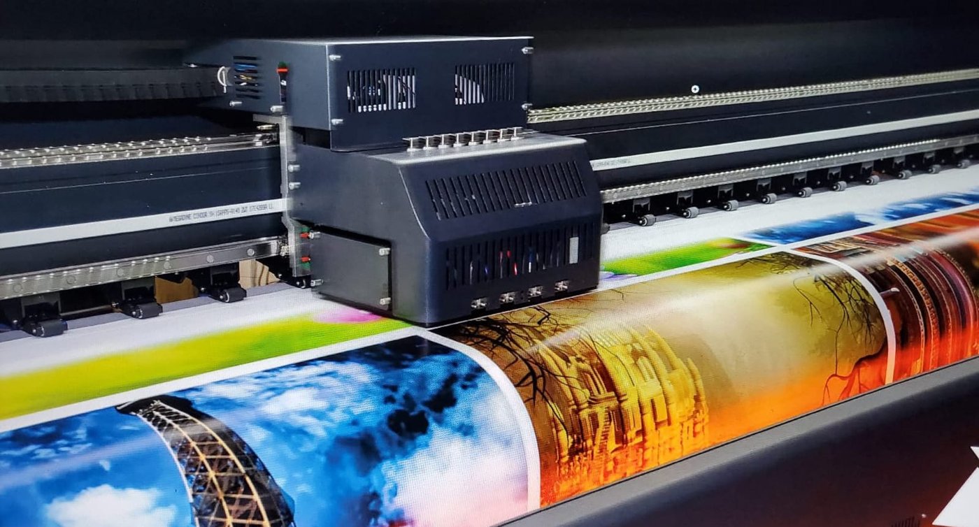 Impresora de gran formato imprimiendo gigantografías en Impresiones Cruz